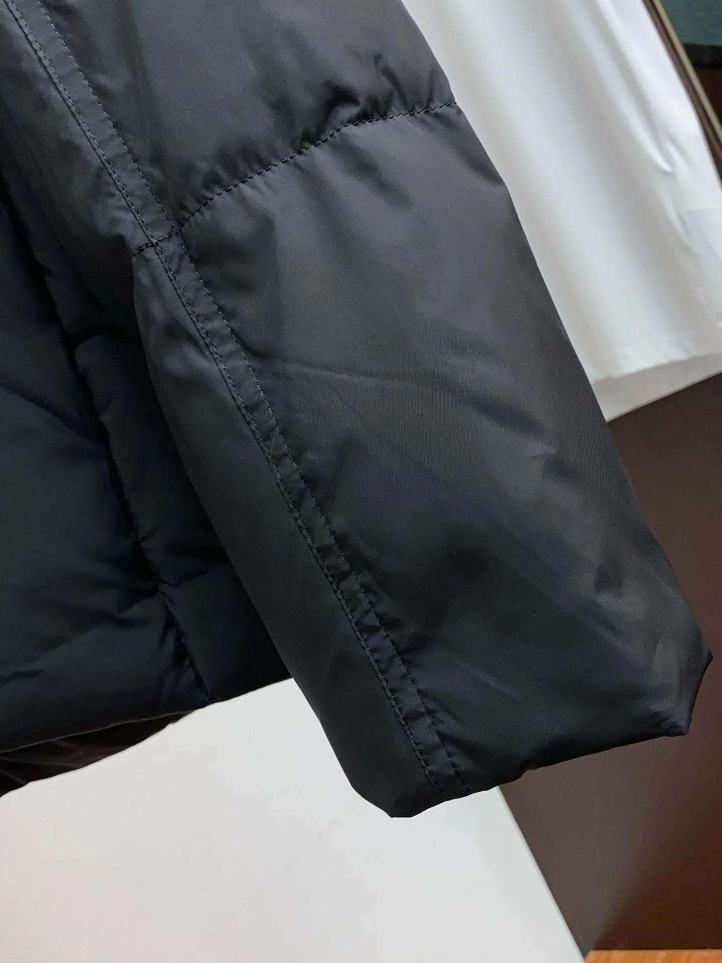 P1400 [Zhang Linghe’s latest top-grade down-filled Canada Goose model] Hooded, removable hood! The original custom-woven lightweight square technology three-proof fabric is windproof, rainproof and friction-proof. It is made of 400D gallbladder Zhengerbajing national standard 90 white duck down. When it is inserted inside, it will be more fluffy and temperature-locking. The whole piece can be stored and folded! ! The embroidered logo on the left chest is a topographic map of Canada, lifelike and perfectly restored. It is embroidered with high-density colored yarn using imported embroidery machines from Bai Lingda. In particular, the sleeves are detachable, making it especially suitable for areas with unstable climate. The washing and labeling are all based on the latest version, and the customized washing labels are equipped with laser anti-counterfeiting labels! ! And the position of the wash water mark is synchronized according to the 25-year new hidden design process. The wash water mark is all hidden inside and can be seen in the detailed picture. What you see is what you get! ! Color graphite gray, black Size xs s m L xl